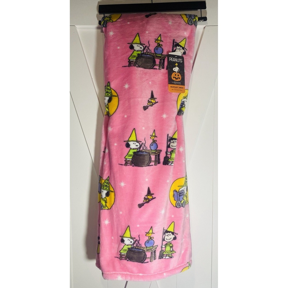 Peanuts Snoppy Woodstock Pink Halloween Witch Pumpkin VelvetLoft 60 x 70 Blanket